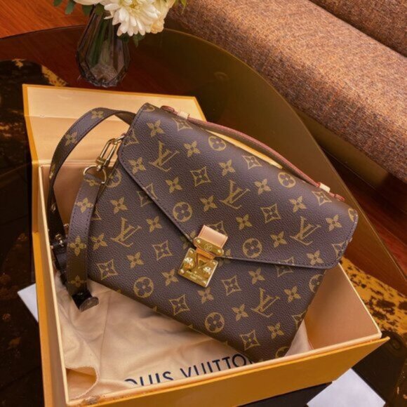 🌴🌴Louis Vuitton Pochette Metis Monogram Shoulder Bag